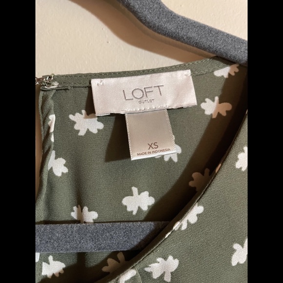 LOFT Olive and Cream Pattern Sleeveless Blouse - Size XSmall - Picture 3 of 3